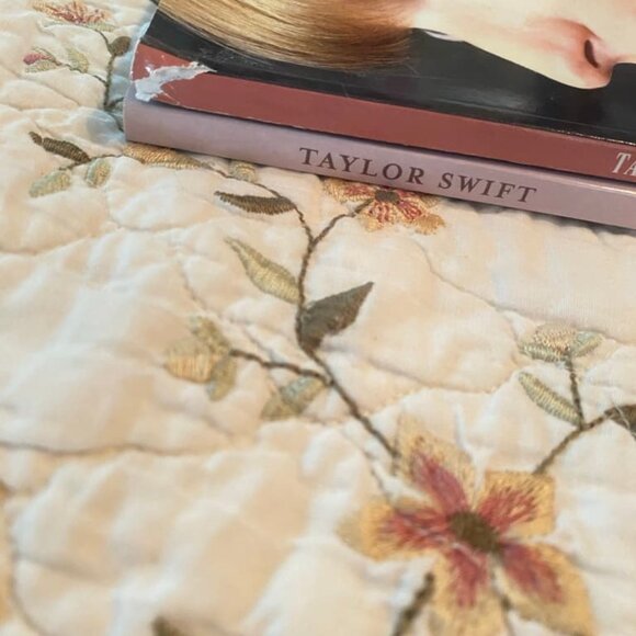 Taylor Swift Book Lot Bundle 8 Books Swifties - Picture 6 of 6